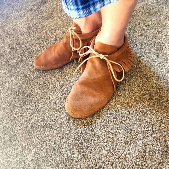 Minnetonka Other - Minnietonka Classic Fringe Moccasins